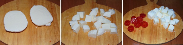 È importante nella preparazione della ricetta, che la mozzarella sia ben asciutta, quindi tiratela fuori dalla sua acqua di conservazione almeno mezz’ora prima di utilizzarla. Dividete la mozzarella in due metà quindi ricavatene dei dadini della stessa dimensione dei pomodori, quindi apprestatevi a lavare questi ultimi ed a dividerli a metà ma non dall’alto verso il basso, bensì nella parte panciuta da destra verso sinistra.
 