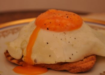 pane tostato con merluzzo e uova