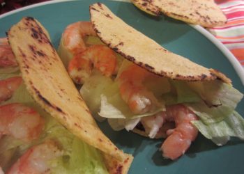 tacos con insalata e gamberi