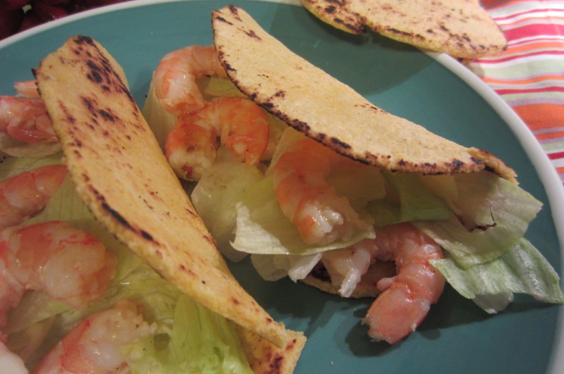 tacos con insalata e gamberi