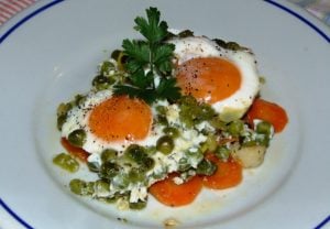 uova al forno con carote e piselli uova al forno con carote e piselli