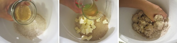 Unite lo zucchero e la farina. Aggiungete il burro a cubetti a temperatura ambiente e il succo di mela. Mescolate tutto e poi lavorate un poco con le mani.