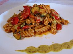 fusilli con pomodori datterini, zucchine e pistacchi