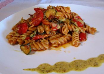 fusilli con pomodori datterini, zucchine e pistacchi