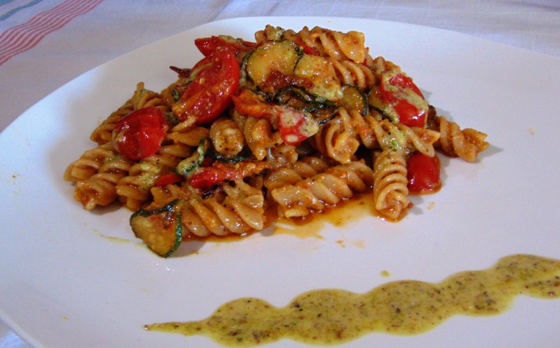 fusilli con pomodori datterini, zucchine e pistacchi