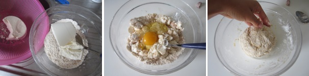 Unite la ricotta alla farina. Aggiungete l’uovo, mescolate bene e poi lavorate con le mani. L’impasto deve essere omogeneo e non appiccicoso.