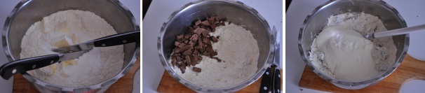 In un altro contenitore mescolate gli ingredienti secchi (farina, zucchero, sale, lievito) e incorporate la margarina con l’aiuto di due coltelli fino a rendere il composto sbricioloso.Ora aggiungete la panna acida e il cioccolato.