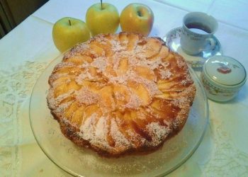 torta di mele con confettura di albicocche