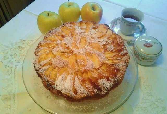 torta di mele con confettura di albicocche