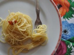 Spaghetti aglio, olio, peperoncino e acciughe