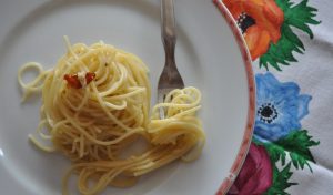 Spaghetti aglio, olio, peperoncino e acciughe
