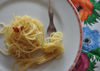 Spaghetti aglio, olio, peperoncino e acciughe