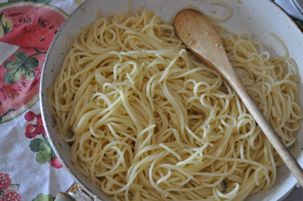 Spaghetti aglio, olio, peperoncino e acciughe_