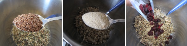 Aggiungete i semi di lino e lo zucchero grezzo. Versate sopra i mirtilli rossi e rimescolate tutto.