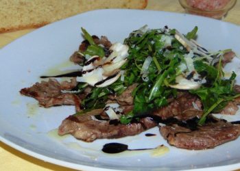 carne di manzo con rucola e funghi