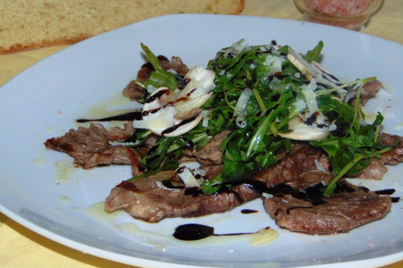 carne di manzo con rucola e funghi