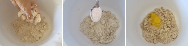Mescolate la farina e il burro tagliato a pezzettini. Amalgamante con le dita, aggiungete il sale e l’uovo.