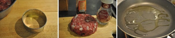 Ora bisogna preparare gli hamburger. Aiutatevi con un tagliabiscotti, riempitelo di composto a seconda del vostro gusto personale e schiacciate bene per compattare la carne. Eliminate il coppapasta e avrete il vostro hamburger pronto per essere cotto. Mettete a scaldare in una padella antiaderente un cucchiaio di olio extravergine d’oliva.