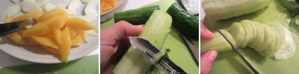 Tagliate il mango a spicchi. Lavate e sbucciate il cetriolo, dopodiché tagliatelo a fette non troppo sottili.