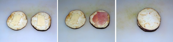 Farcite ogni fetta di melanzana con un pezzetto di formaggio, adeguato alla grandezza della fetta stessa. Su una metà adagiate un pezzetto di prosciutto cotto, quindi chiudete le due fette come fossero un sandwich.