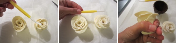 Con un bastoncino formate i petali della rosa. Allungate il collo della rosa per adattare l’altezza ai pirottini che utilizzerete, schiacciando leggermente la pasta con le mani.