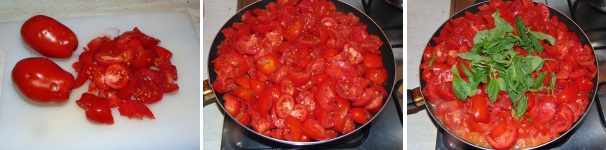 Lavate e tagliate i pomodori grossolanamente, trasferiteli nel tegame con le cipolle e successivamente aggiungete anche il basilico lavato. Lasciate cuocere per una quarantina di minuti a fuoco medio e senza coperchio.