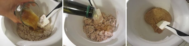 Aggiungete l’uovo con lo zucchero alla farina. Rimescolate, aggiungendo 90 millilitri di olio a filo. Mescolate bene per unire il tutto: l’impasto è pronto quando si stacca dalle pareti.