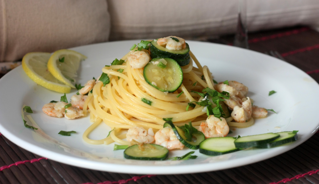 Spaghetti con gamberi e zucchine