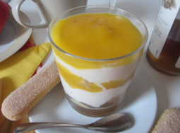 dolce al cucchiaio con mango