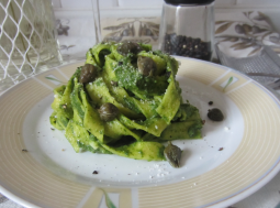 fettuccine con pesto di capperi