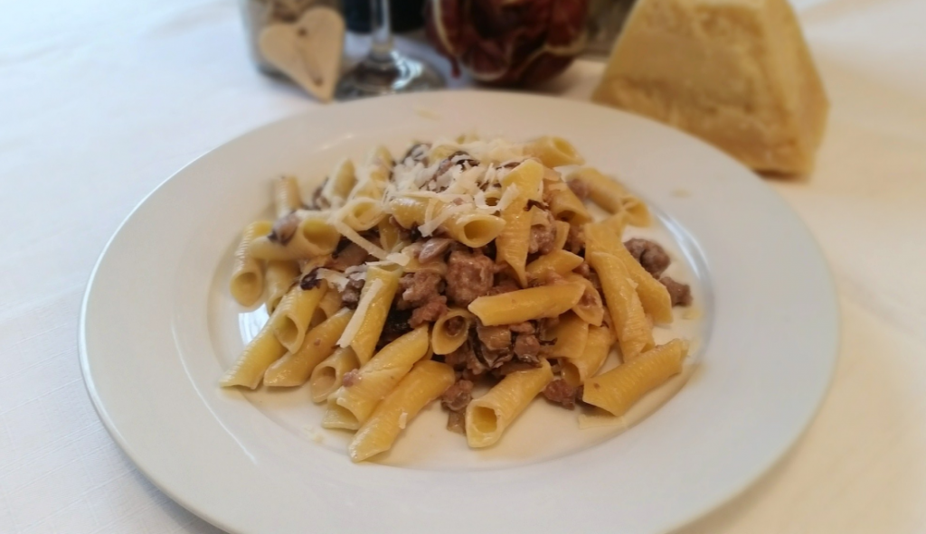 garganelli radicchio e salsiccia