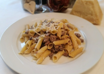 garganelli radicchio e salsiccia