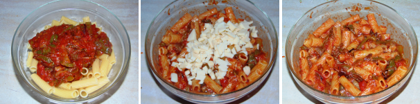 Cuocete la pasta in acqua bollente salata, scolatela e conditela con il sugo, unitevi il formaggio filante a dadini e metà del formaggio grattugiato, quindi amalgamate il tutto.