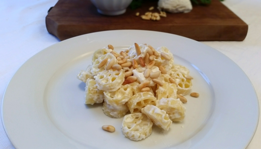 ruote con ricotta e pinoli