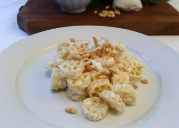 ruote con ricotta e pinoli