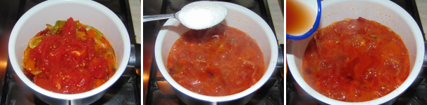 Aggiungete in pentola i pomodori pelati con tutta la loro acqua, quindi salate leggermente e lasciate cuocere fino a che non l’avranno assorbita tutta; continuate la cottura unendo l’aceto e lo zucchero, lasciando sobbollire il tutto a fiamma bassa e senza coperchio fino alla completa evaporazione dell’aceto, dopodiché spegnete.