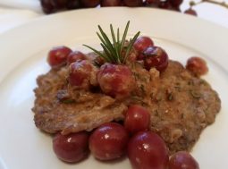 scaloppine con uva e rosmarino