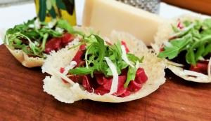 cestini di grana con straccetti di bresaola cestini di grana con straccetti di bresaola