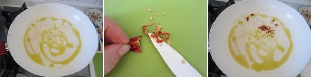 In una padella soffriggete l’aglio nell’olio. Sbollentate il peperoncino e tagliatelo finemente. Aggiungetelo all’aglio.