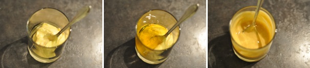 Iniziate a preparare la salsa alla senape, unendo due cucchiai di senape ad altrettanti di miele in un bicchiere. Mescolate per amalgamare. Accendete il forno a 180 °C.