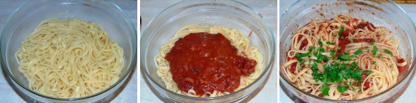 Cuocete la pasta in acqua salata e scolatela al dente, quindi versatela in una ciotola e conditela con il sugo; per finire spolverate con del prezzemolo tritato fresco e servite la vostra pasta.
 