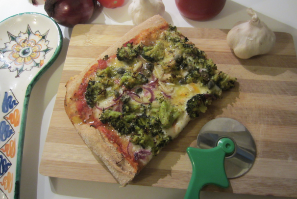 Ed ecco una foto della pizza integrale con broccoli pronta per essere gustata: