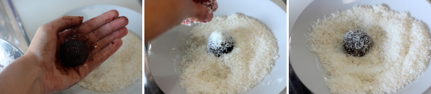 Prendete con le mani un po’ di impasto, formate delle palline e passatele nella restante farina di cocco. Continuate così fino a terminare l’impasto e disponete le vostre praline di cocco su un piatto. Riponetele subito in frigorifero, dove potranno conservarsi per 2-3 giorni.