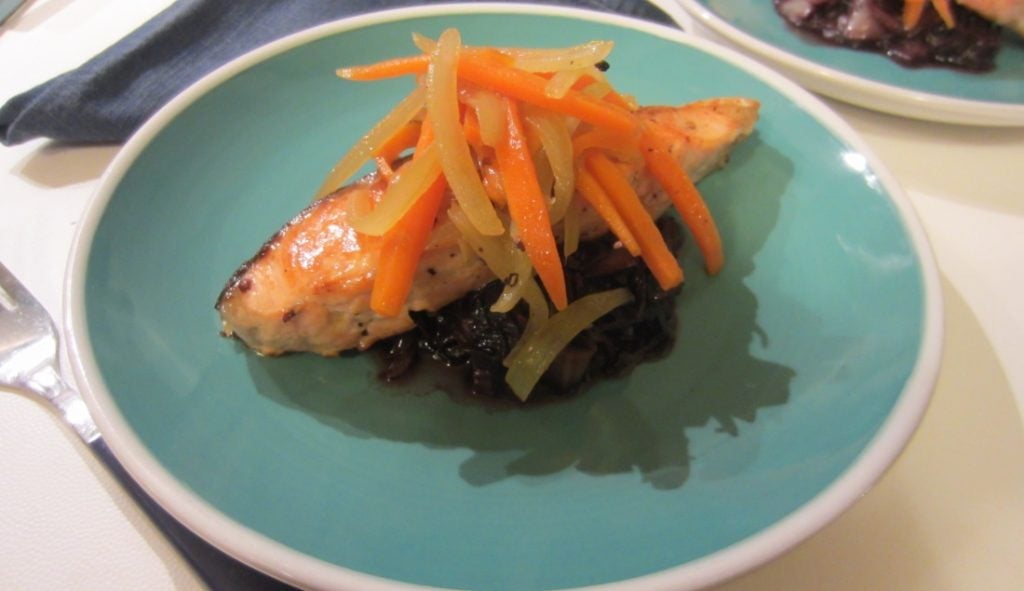 salmone con radicchio stufato e verdure