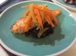 salmone con radicchio stufato e verdure