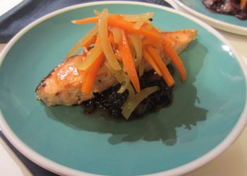 salmone con radicchio stufato e verdure