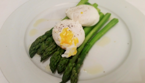 uova in camicia con asparagi
