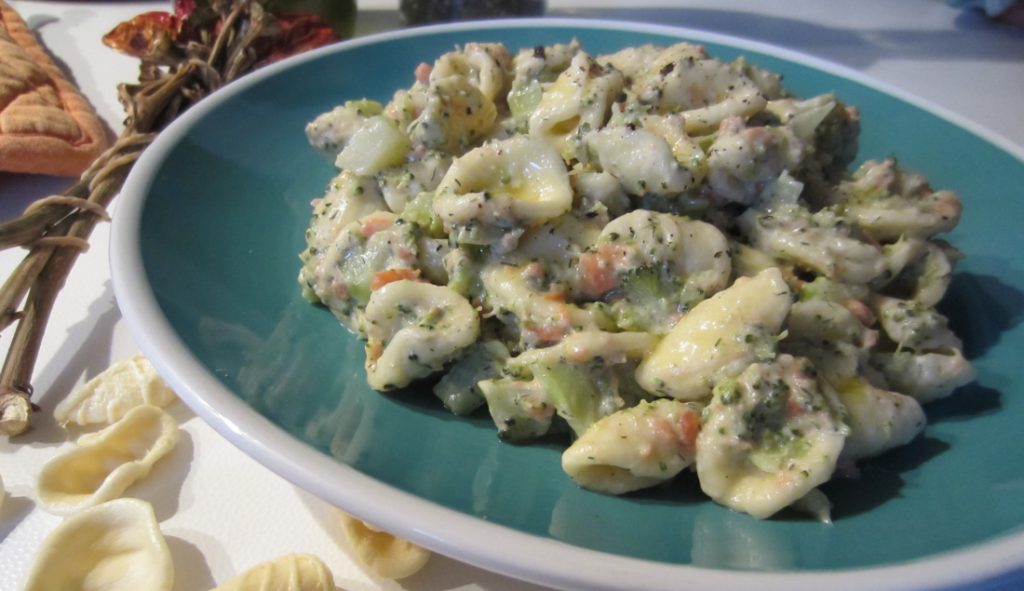 orecchiette con broccoli e salmone