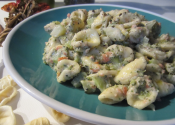 orecchiette con broccoli e salmone