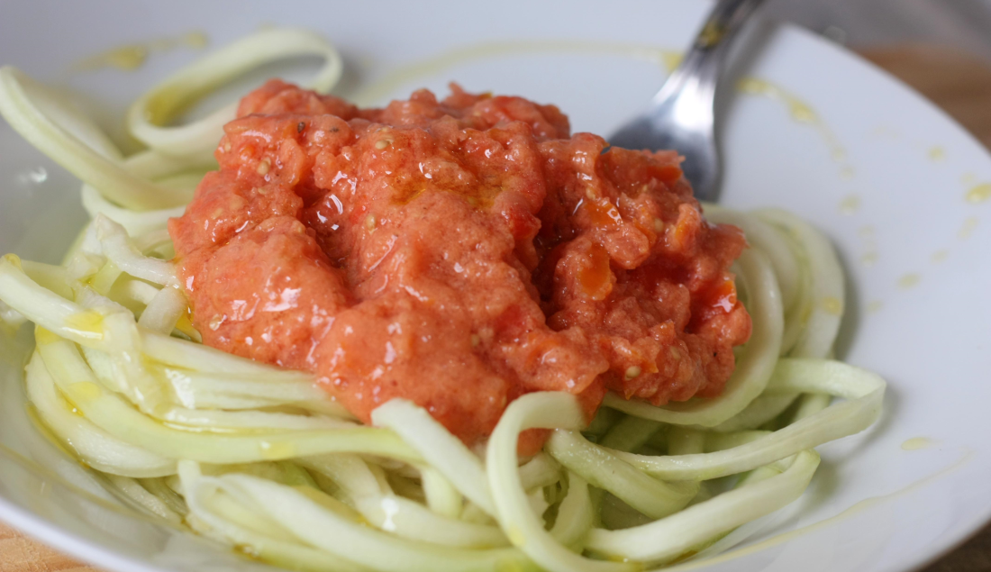 Spaghetti crudisti di zucchine con pomodoro